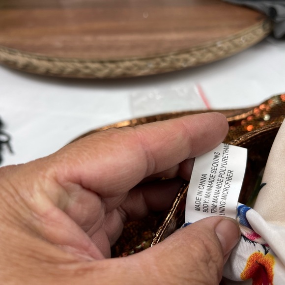 Chi by Falchi Sequins Shoulder bag.Spots on the inside, please see photos - Picture 5 of 10